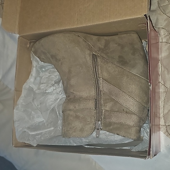 Women suede tan wedge heel ankle boots with zipper - Picture 7 of 8